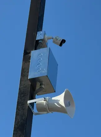 Cámara y alerta sonora, instalación realizada por HRW.cl