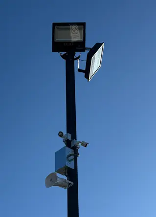 CCTV con iluminación autónoma, instalación realizada por HRW.cl