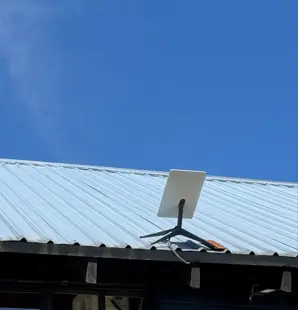 Internet satelital en cubierta, instalación realizada por HRW.cl