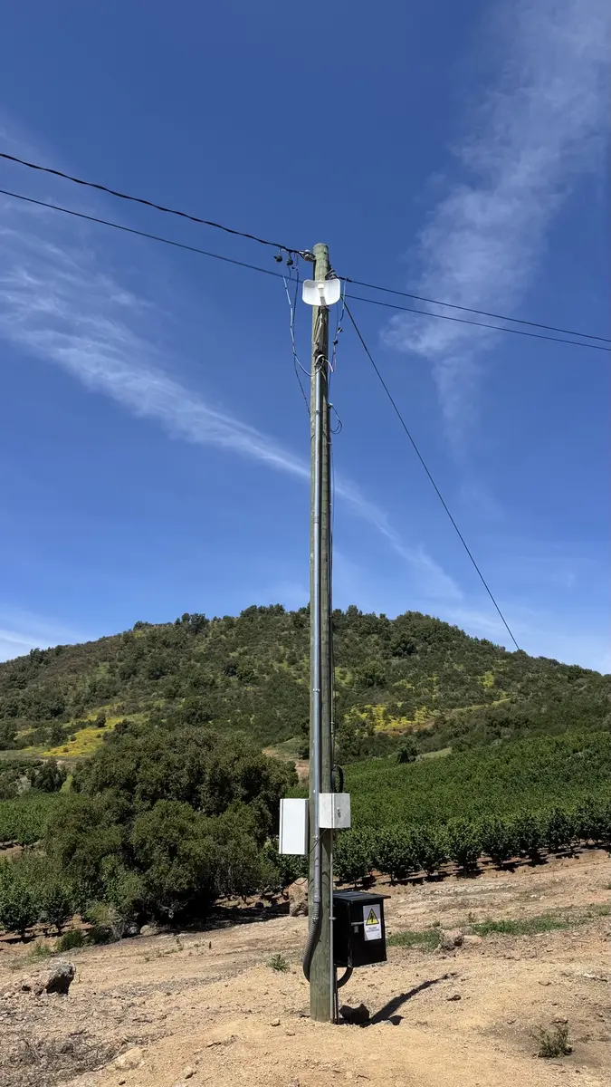 Poste con enlace inalámbrico en campo agrícola